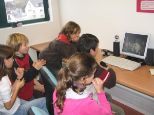 Les enfants devant l'ordinateur